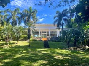Stunning Oceanfront 4-Bdrm Villa w Infinity Pool