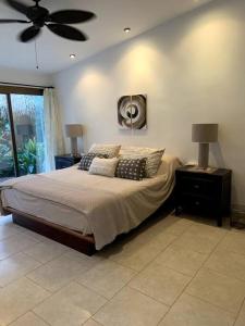 Stunning Oceanfront 4-Bdrm Villa w Infinity Pool