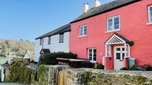 Holly Cottage - characterful cottage a stones throw from river Dart with front & back patios