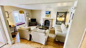 Holly Cottage - characterful cottage a stones throw from river Dart with front & back patios