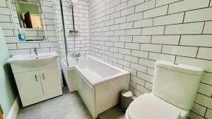 Holly Cottage - characterful cottage a stones throw from river Dart with front & back patios