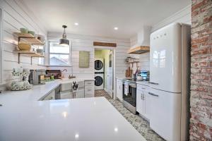 Vintage Bishop House in Downtown with Porch Swing!