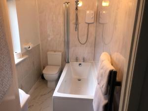 Twin Room with Bathroom room in Maridon House