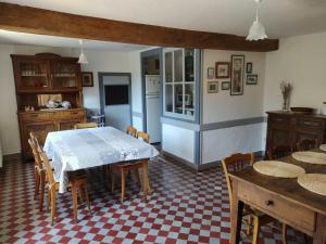 Maisons de vacances Gite Renaison, 4 pieces, 6 personnes - FR-1-496-257 : photos des chambres