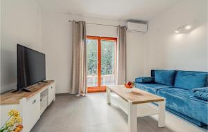 Amazing Apartment In Kneze With Wifi