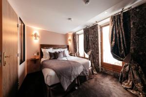 Double Room with Balcony room in Le Temple De Jeanne