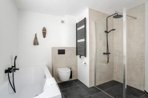 Marley’s Beachhouse - Luxury Guest Room with balcony
