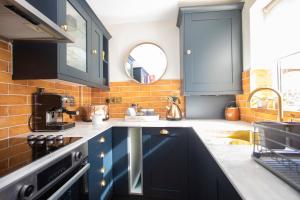 Luxury Warwick Townhouse I Walk to Castle I Dog friendly I Private patio garden I