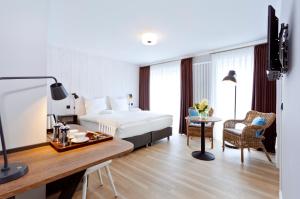 Deluxe Double Room with Shower room in Logierhaus RheintorEins
