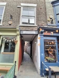 Three-Bedroom Apartment room in The Barbican