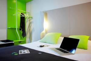 Hotels Campanile Toulouse Purpan : Chambre Nouvelle Génération avec 1 Lit Double et 1 Lit Junior 
