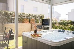 Apt GioAn Novigrad, 500m to Sea, private heated Jacuzzi, BBQ, free parking