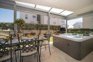 Apt GioAn Novigrad, 500m to Sea, private heated Jacuzzi, BBQ, free parking