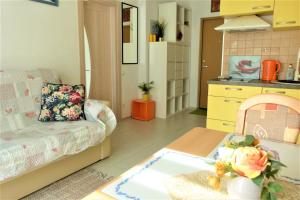 Geltoni apartamentai