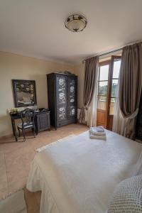 Queen Suite with Pool View