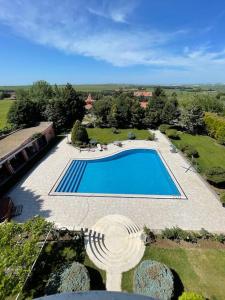 Silivri Gazitepede 3 katlı, havuzlu lüks villa