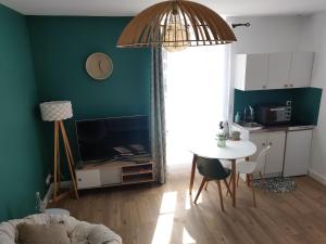 Appartements Scandinave - proche gare & centre-ville - stationnement - cour interieure table & chaises : photos des chambres