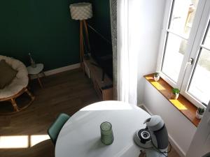 Appartements Scandinave - proche gare & centre-ville - stationnement - cour interieure table & chaises : photos des chambres