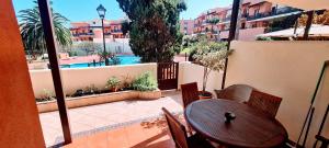 VV Los Balconcitos 21 "by henrypole home"