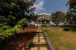 Aqua & Sage by StayVista - Riverside Villa with Pool & Terrace