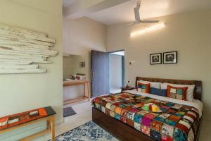 Aqua & Sage by StayVista - Riverside Villa with Pool & Terrace