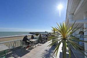 Spacious Designer 2BR Executive Apt, Near Beach & Marina, Central Location