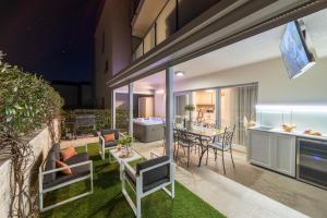 Apt GioAn Novigrad, 500m to Sea, private heated Jacuzzi, BBQ, free parking