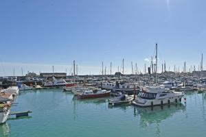 Spacious Designer 2BR Executive Apt, Near Beach & Marina, Central Location