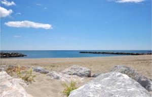 Maisons de vacances Lovely Home In Sainte-Marie-La-Mer : photos des chambres