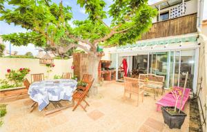 Maisons de vacances Lovely Home In Sainte-Marie-La-Mer : photos des chambres