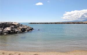 Maisons de vacances Lovely Home In Sainte-Marie-La-Mer : photos des chambres