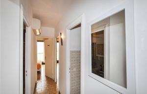 Maisons de vacances Lovely Home In Sainte-Marie-La-Mer : photos des chambres