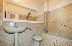 Maisons de vacances Lovely Home In Sainte-Marie-La-Mer : Maison de Vacances 3 Chambres 