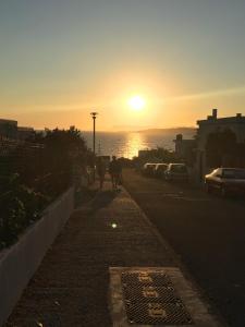 T2 de 33 m2 plus terrasse de 20m2 vue sur mer climatisé à 10 secondes chrono à pied de la plage , mer et sentier du littoral Résidence marina cap négre Six-Fours-les-Plages