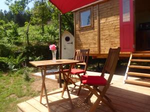 Rosa the Cosy Cabin - Gypsy Wagon - Shepherds Hut, RIVER VIEWS Off-grid eco living