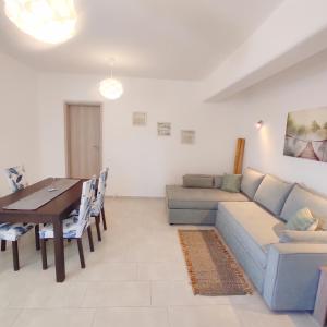 Avalon cosy apartments Ginger 1 bedroom villa with shared swimming pool