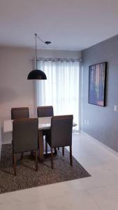 Apartamento CONFORTO CLIMATIZADO prox do SHOPPING NAÇÕES prox ABBA Church - cozinha completa - Ar condicionado - WiFi - Smart Tv 32 - Youtube e Apps - estacionamento privado - Portaria 24h - Acomoda até 8 pessoas - Anfitriã SuperHost no BNB 5 Est