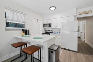 Comfy BNB w King Bed + WorkTravel + Beach 8 Min