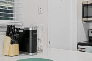 Comfy BNB w King Bed + WorkTravel + Beach 8 Min