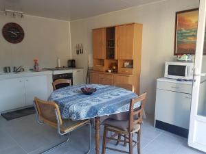 Maisons de vacances Charmante maisonnette 2 personnes avec wifi : photos des chambres