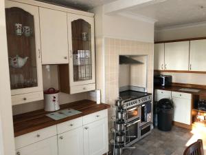3 Bed House - Sleeps 6 - Parking - Garden - WIfi