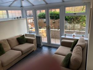 3 Bed House - Sleeps 6 - Parking - Garden - WIfi