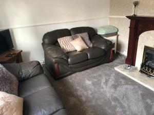 3 Bed House - Sleeps 6 - Parking - Garden - WIfi