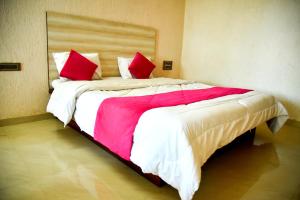 MERIDIAN VILLA - Besides Valley View with Swimming pool & Strawberry Farms
