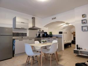 Appartements F1 rez de chaussee au coeur de Pont-Saint Esprit : photos des chambres