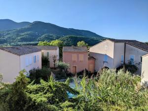 Maisonnette dans domaine avec piscine à  Nyons, pays des olives