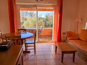 Maisons de vacances Maisonnette dans domaine avec piscine a Nyons, pays des olives : photos des chambres