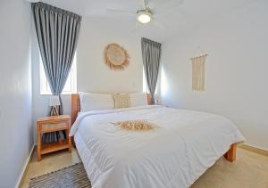 Amazing ocean view apartment with grand pool