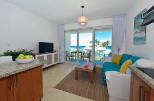 Amazing ocean view apartment with grand pool