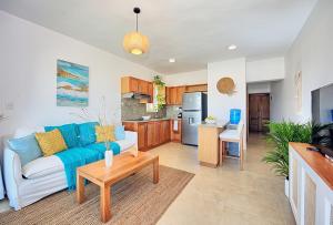 Amazing ocean view apartment with grand pool